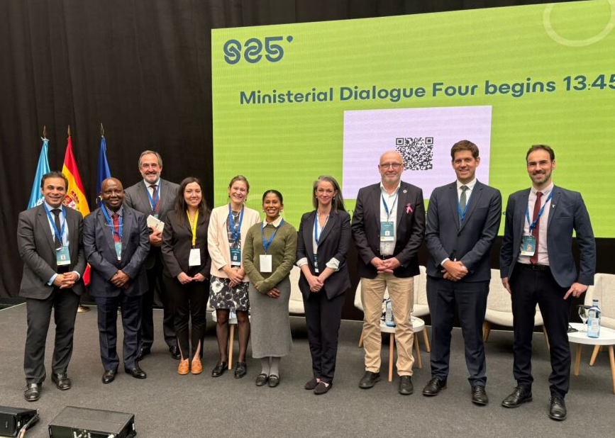 CBSA’s Executive Director and Rémi Kaupp and other private sector delegates at the meeting.